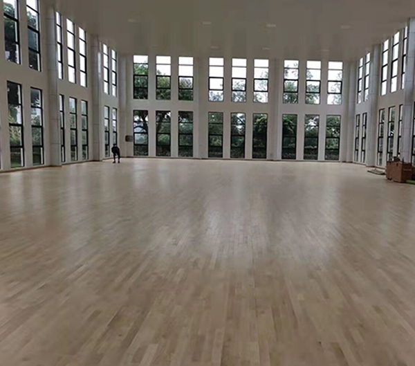 鹤岗市蔬园小学风雨操场木地板