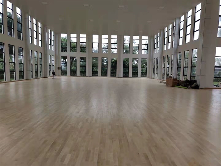 鹤岗市蔬园小学风雨操场木地板